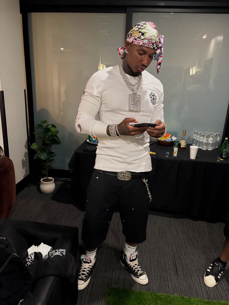 wavecheckers's tweet photo. Moneybagg Yo went chrome head to toe with Travis Scott 🔥 https://t.co/D2DnNiRsTE
