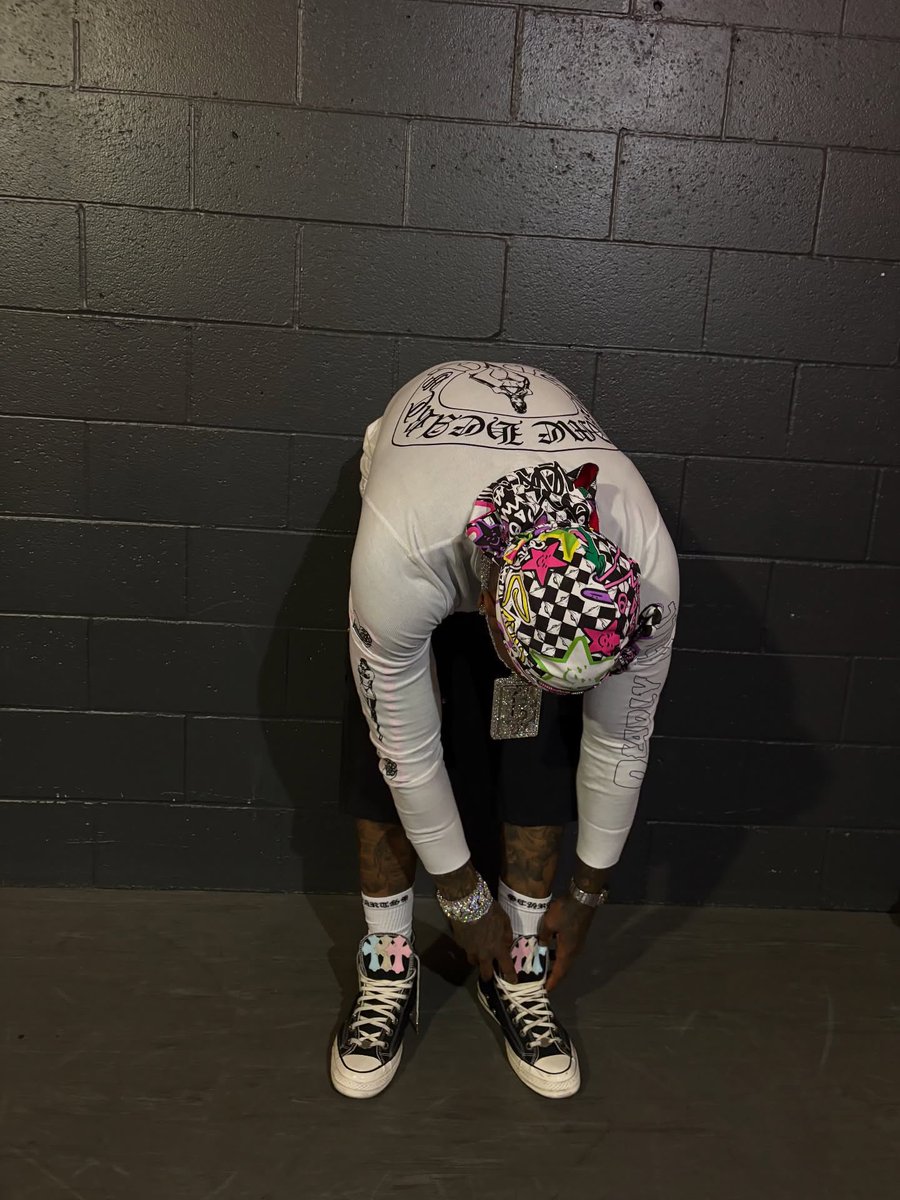 wavecheckers's tweet photo. Moneybagg Yo went chrome head to toe with Travis Scott 🔥 https://t.co/D2DnNiRsTE