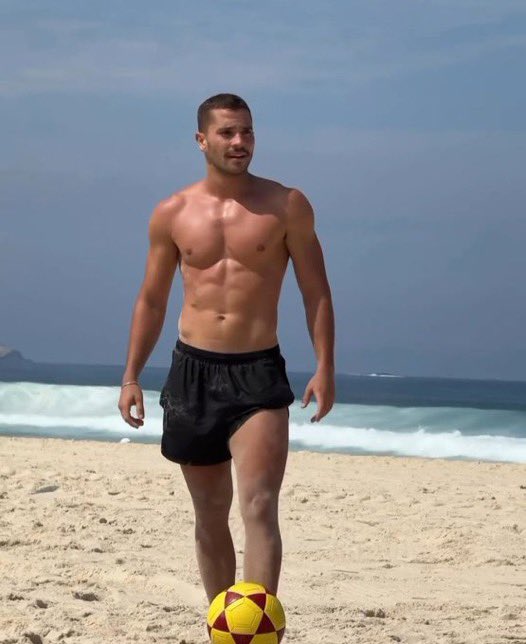 themenHQ's tweet photo. you can’t tell me this man is not perfect https://t.co/abdkP2ai1C