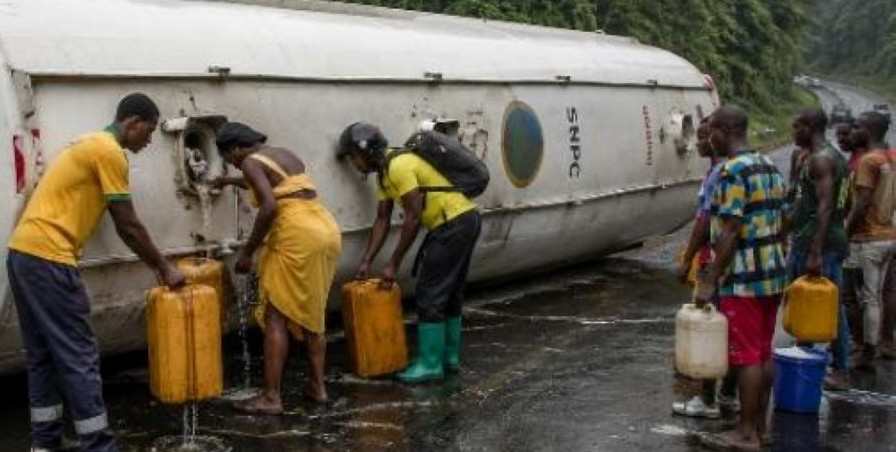 Congo7En_'s tweet photo. Un camion-citerne de la SNPC s'est renversé dans un village de Mayombe, en République du Congo, provoquant le déversement d'environ 30 000 litres de carburant. Aucun blessé n'est à déplorer et les habitants se sont précipités pour récupérer le carburant déversé. #Congo https://t.co/dVeMuVR2KE