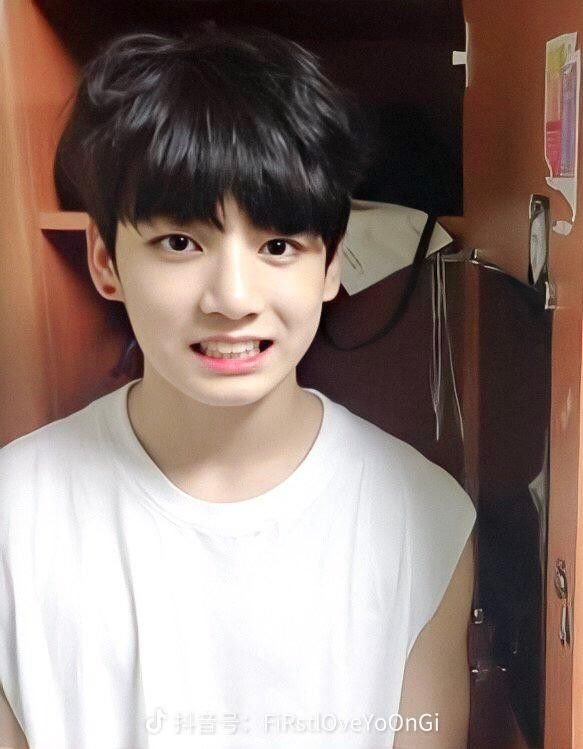 sannie_5's tweet photo. Tengo una obsesión por comparar a estos dos, no sé me da todas las vibras de Jungkook https://t.co/vq9GGIuoW8