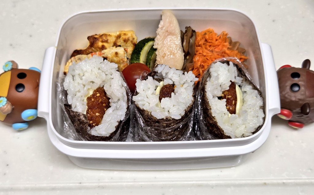 mokochan3850's tweet photo. 今日のお弁当。まきまきおにぎり、冷凍竜田揚げ、豆腐入り卵焼き、人参のだし醤油和え、夏野菜の煮浸し、プチトマト。
#旦那弁当　#子ども弁当　#お弁当記録　#モルカー https://t.co/N5zpi5SHte