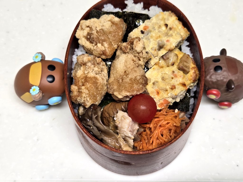 mokochan3850's tweet photo. 今日のお弁当。まきまきおにぎり、冷凍竜田揚げ、豆腐入り卵焼き、人参のだし醤油和え、夏野菜の煮浸し、プチトマト。
#旦那弁当　#子ども弁当　#お弁当記録　#モルカー https://t.co/N5zpi5SHte