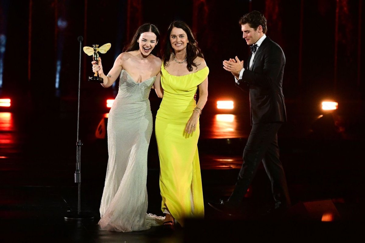 DoveCameronCL's tweet photo. 📸 Dove Cameron siendo honrrada en los Golden Bee Awards on el premio "Rising Star". https://t.co/3tJKASLDNS