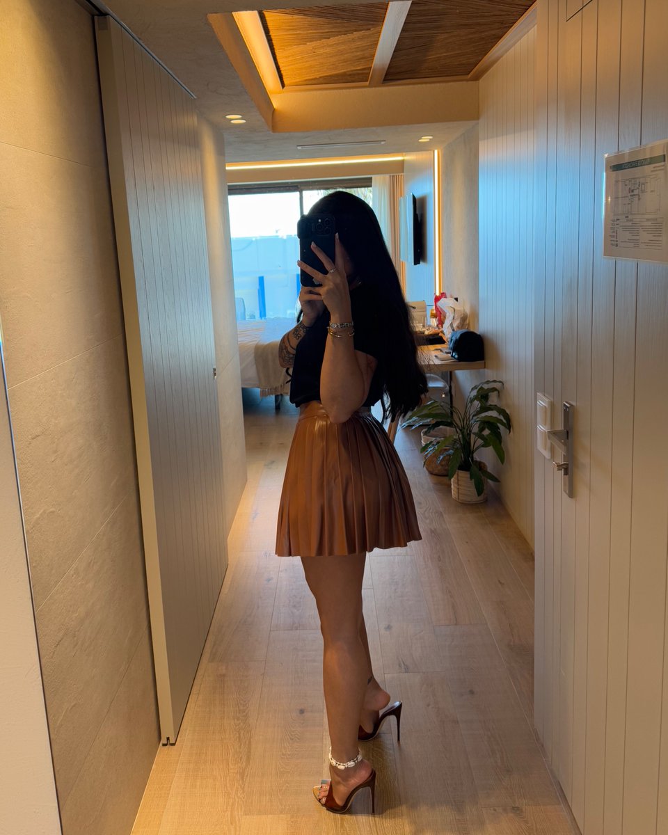 Mariefrenchfeet's tweet photo. Skirt and mules https://t.co/1KRxhQWPiH
