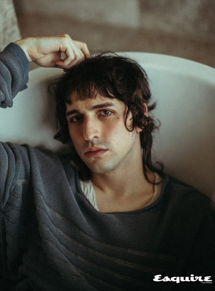 smthngcomfrtng's tweet photo. Porter Weston Robinson (born July 15, 1992) is an American DJ, singer, songwriter, and record producer. Born in Atlanta, Georgia, and raised in Chapel Hill, North Carolina, Robinson began producing electronic music during his adolescence. He signed to Skrillex's record label OWS- https://t.co/8oBqwHxWoU
