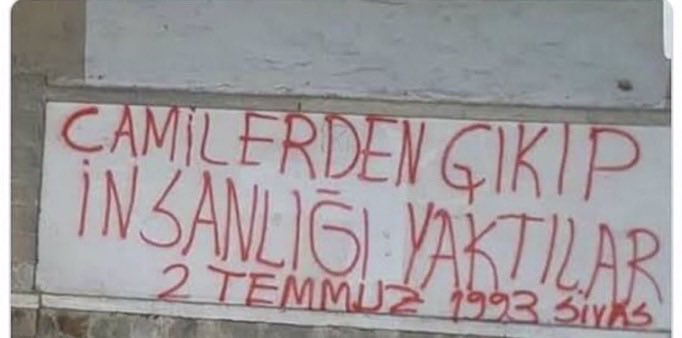 gitaristked110's tweet photo. Dumanı burnumuzda, acısı yüreğimizde...

Sivas Katliamı’nın 33. yıl dönümünde, yitirdiğimiz canları rahmetle anıyoruz.
#UnutMADIMAKlımda https://t.co/uJcLjyESMS