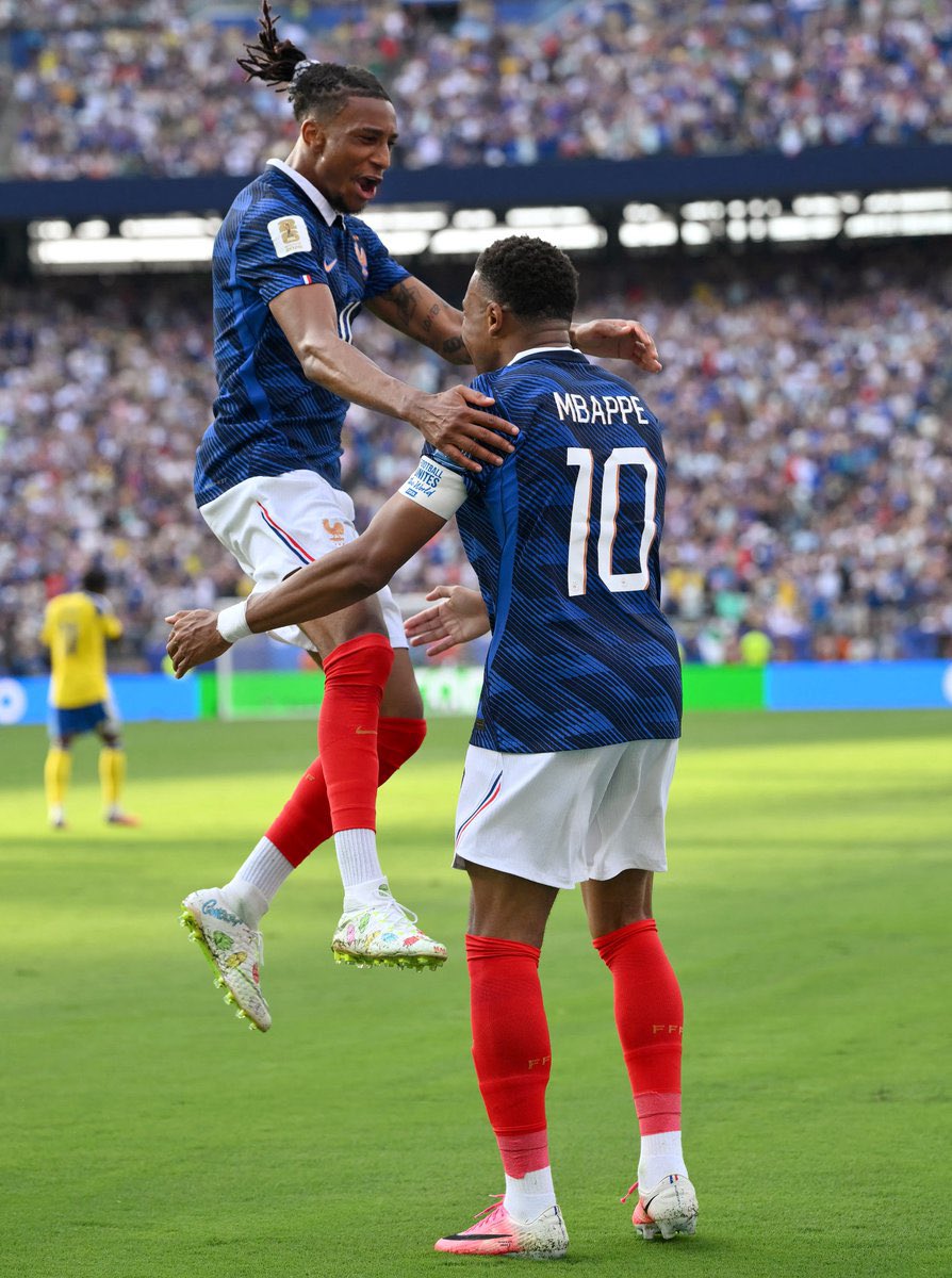 MB7044028266028's tweet photo. Mbappe with elite Jugadors/Connectors cash money grab https://t.co/QD6dJIPUky