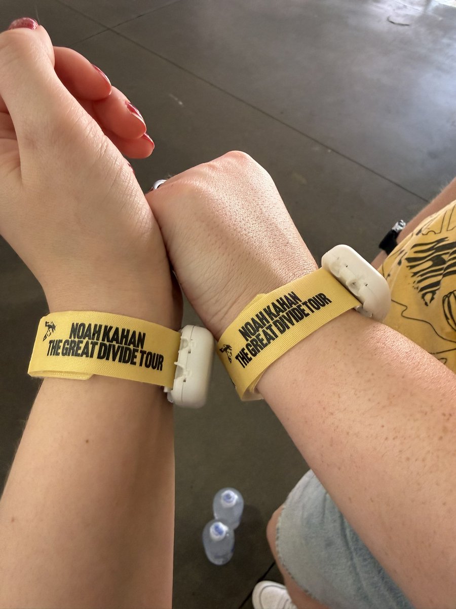 lovexbre's tweet photo. We’re here, we’re sweaty, &amp; we’re ready 🤩 @KahanHQ #thegreatdividetour https://t.co/ZiptgGc5N8