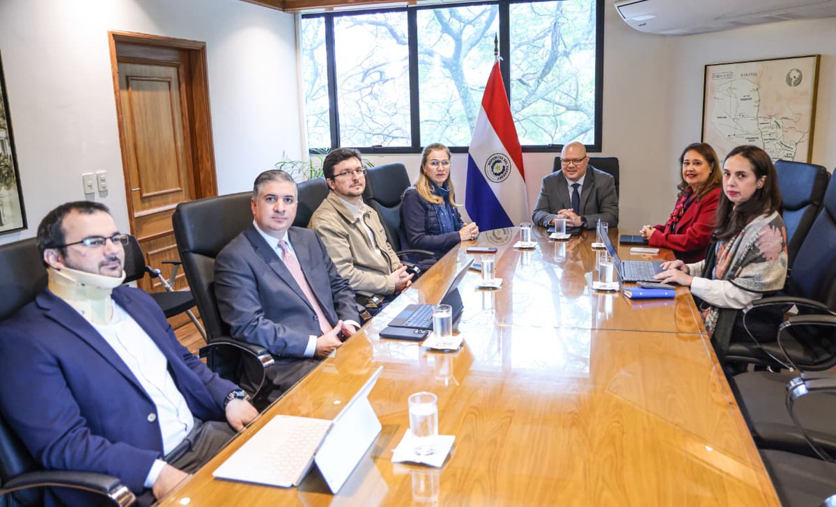 MEF_Paraguay's tweet photo. El ministro del #MEF, @osclov, y la ministra de @msaludpy, @mariatbaran, se reunieron hoy para fortalecer la coordinación interinstitucional a fin de garantizar el cumplimiento del plan de pagos a proveedores del Estado.

Más info 🔗https://t.co/SI414arw3W https://t.co/KiuwHE2nQ7