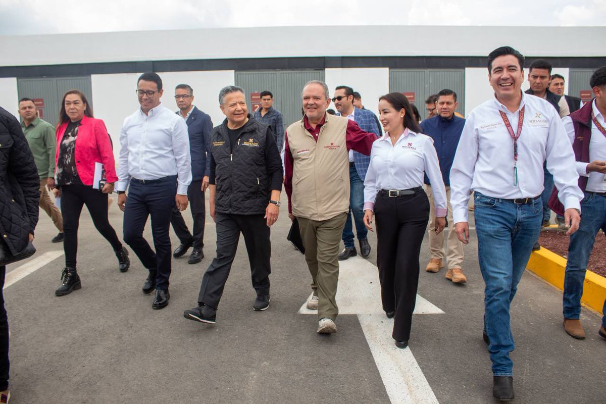 Esther_RamirezV's tweet photo. Una carretera y camino en buenas condiciones, comienza con personal que cuenta con el equipo necesario para realizar su labor.

Acompañé al gobernador, @juliomenchaca_ , en la entrega de infraestructura, maquinaria y equipamiento destinados al personal de la Dirección General de #ConservaciónDeCarreterasEstatales de la @SIPDUS.

Esta inversión se traduce en servicios más eficientes y beneficios directos para las y los #hidalguenses.

#PrimeroElPueblo #EstherRamírez