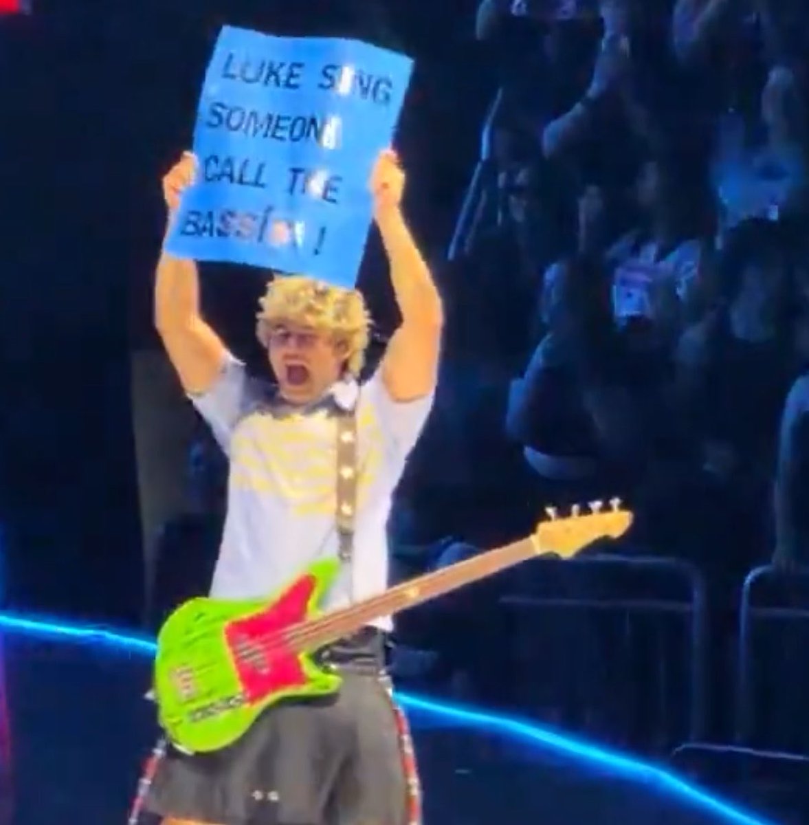 moodsw1ngsluke's tweet photo. idk how luke keeps calling the dealer when the bassist is begging in his fucking face https://t.co/iN7NeytkbP
