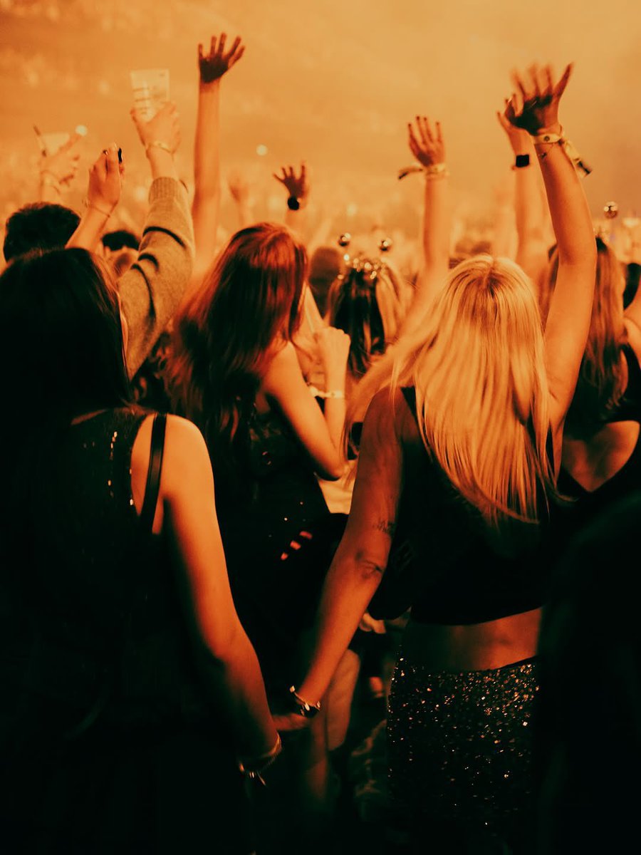 bestharrysbr's tweet photo. “Tenho uma amiga que mora muito próxima daqui do Wembley, ela estava andando à noite sozinha e sentiu que tinha alguém a seguindo… Foi quando ela se deparou com um grupo de fãs que se ofereceu a acompanhá-la, elas caminharam com ela por 15 minutos na direção oposta pra ela se sentir segura! E isso é só mais um dos vários relatos que ouço dos meus amigos sobre vocês… Muito obrigado. Olhem em volta, vocês nunca estarão sozinhas.” 

— Harry durante o show de hoje em Londres.