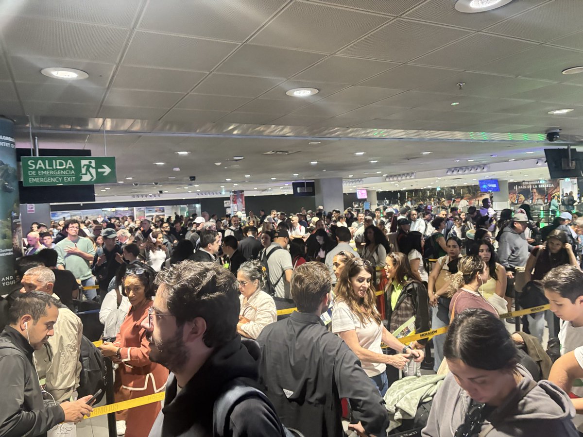 MTA_2025's tweet photo. 2:30 para pasar migración en Bogotá.  Terrible https://t.co/MWZsr6K8BP