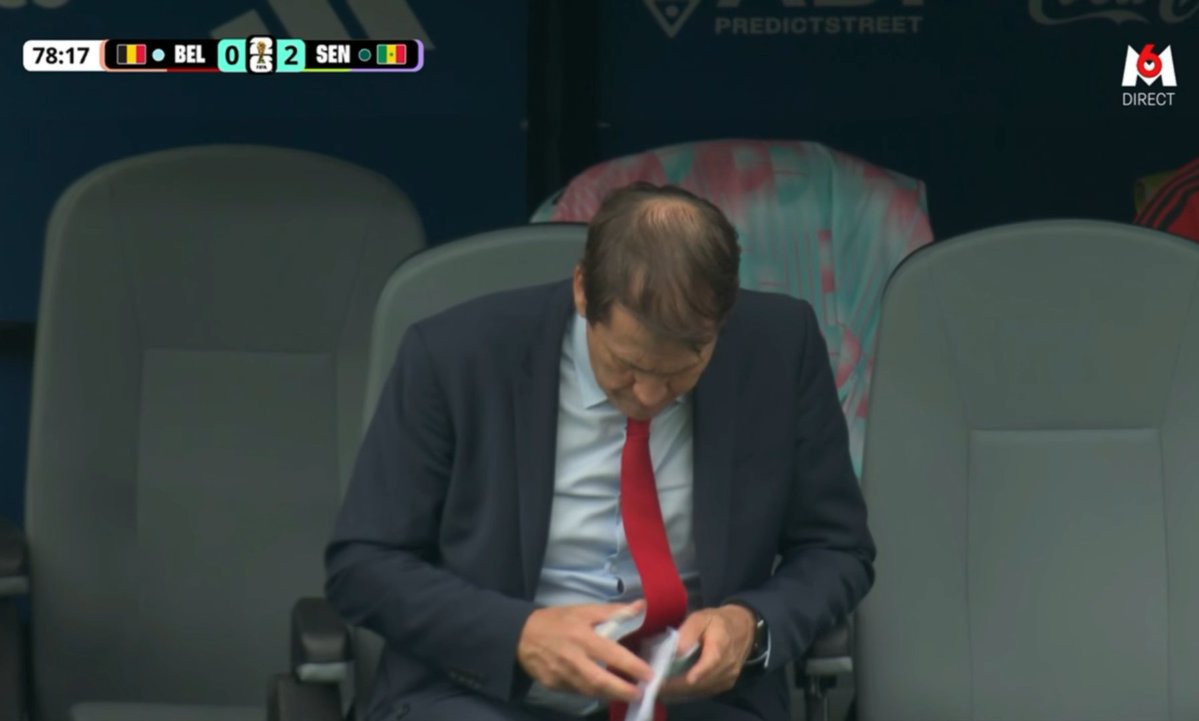 JeanBonBeurreL's tweet photo. Que il écrit depuis le début du match, il écrit sa lettre de démission ou quoi 

#BELSEN https://t.co/9zdXAEtJnJ