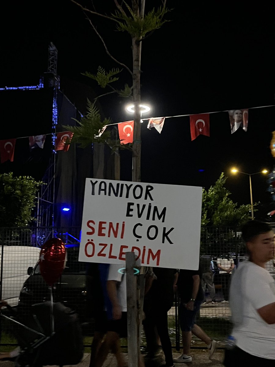fisserrai's tweet photo. içimdeki liseli kızla gittim bugün de konsere https://t.co/bs9oJBMQLC