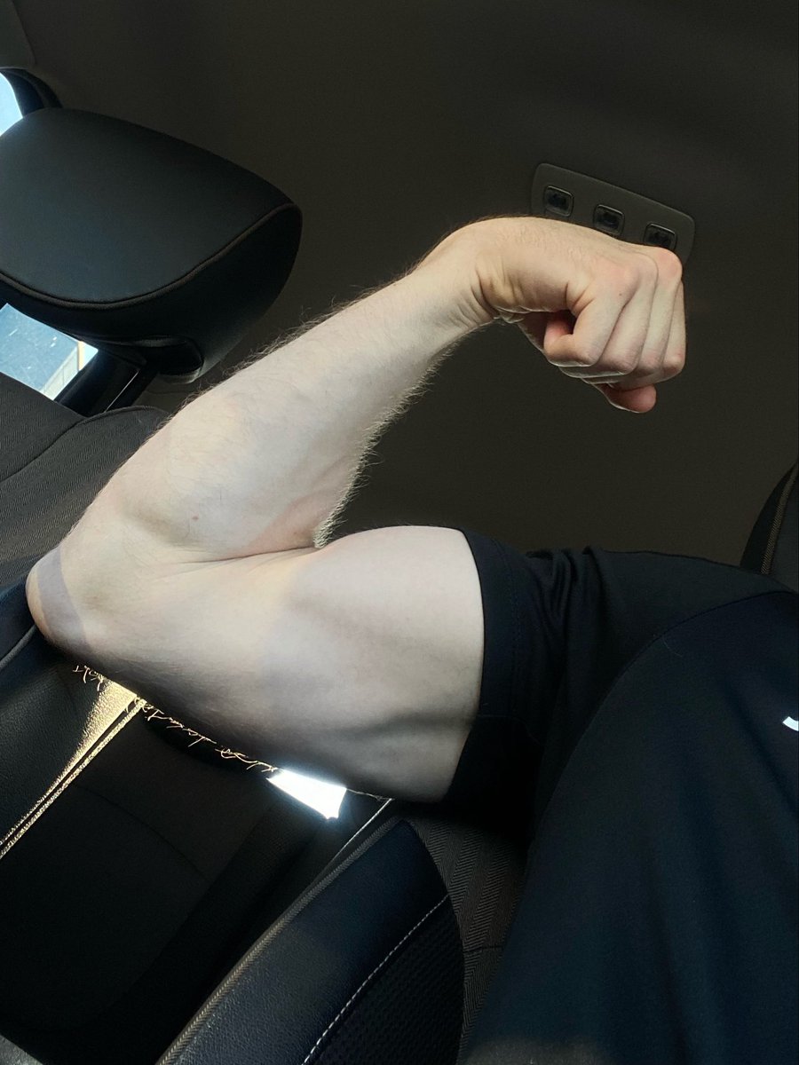 ridingonacloud2's tweet photo. Biceps and veins and biceps and veins and biceps and veins https://t.co/nzoQQvGbzY