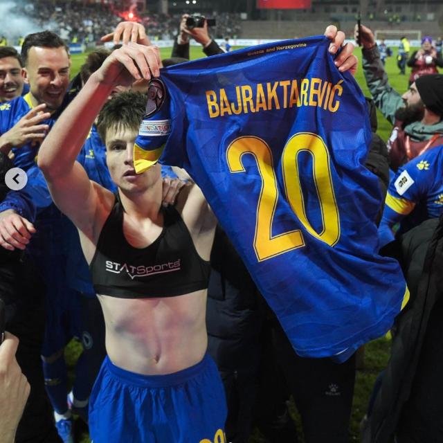 fedfadeaway's tweet photo. gece bosna - abd maçına kalamam ama esmir bajraktarevic'in hikayesini not düşelim.

esmir bajraktarevic, wisconsin doğumlu. geçtiğimiz yaz new england revs'ten psv'ye transfer olana kadar da tüm hayatını abd'de geçirdi. abd milli takımı onu ciddi şekilde istiyordu ancak bosna'yı tercih etti.

bosna'yı tercih etmesinde önemli faktörlerden biri, esmir'in ailesinin srebrenicalı olması. anne ve babası soykırımda sağ kalanlardan.

aşağıdaki fotoğraf da baraj maçını kazandıran penaltıyı attıktan sonra tribünün önündeki gol sevincinden. planda hiç var olmaması, olsa da seçmemesi gereken çocuk; bu gece tüm ihtimallerin ve dünyanın karşısında ulusuna büyük bir zafer vermek için sahaya çıkacak.

🇧🇦