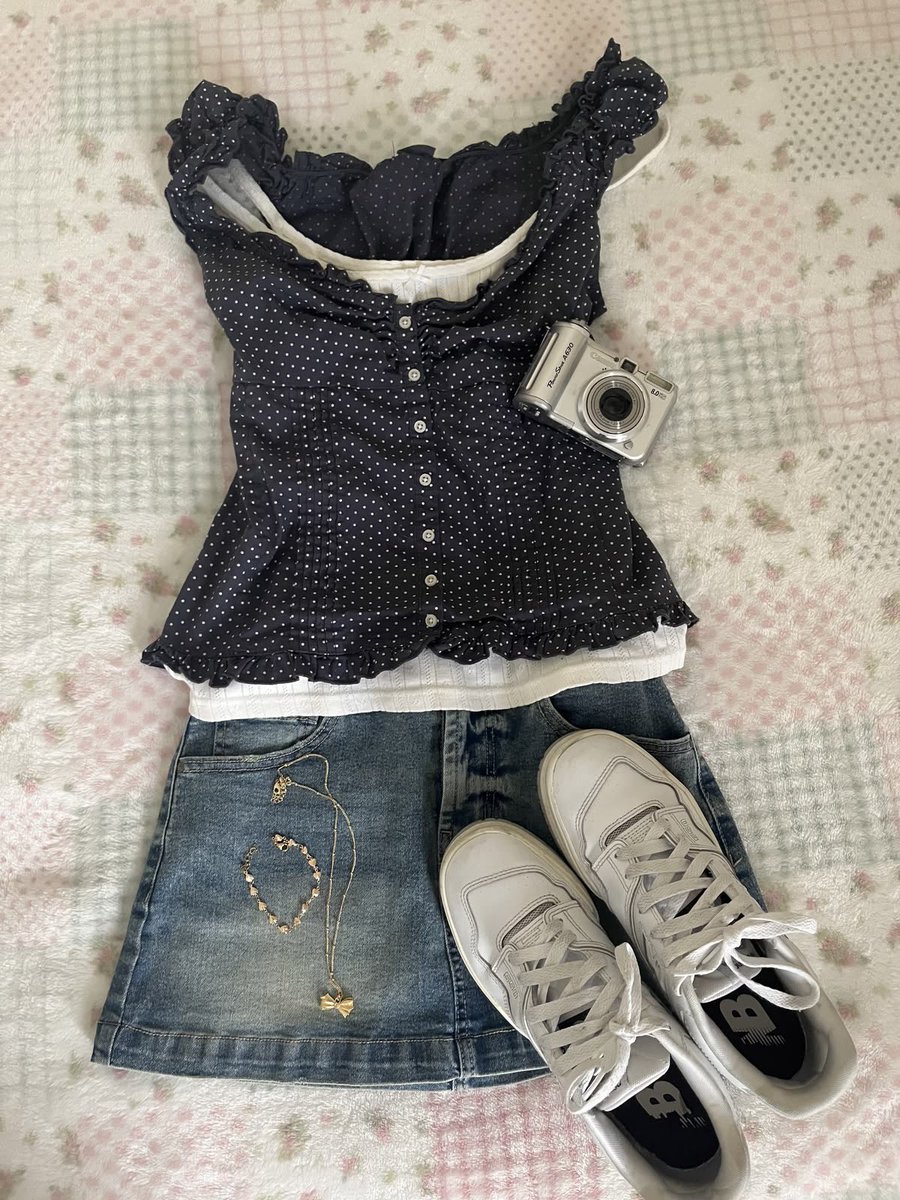 withmajju's tweet photo. how pinterest sees me:

- idol
- outfit
- dessert
- song

i guess bro https://t.co/3rgydDdqo6