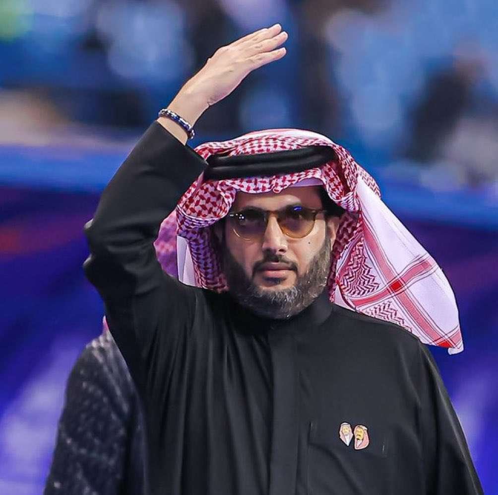 TurkiAlrajaan's tweet photo. أنت كالطود العظيم❗️

كلنا نعلم أنه حين يتولى الرد رجل يملك إدراك الدولة ووعي المسؤول، كشخص معاليكم، تتحول العبارة إلى ميزان.

ما كتبته يا أبا ناصر كان دفاعاً عن أدب الاختلاف: أن تقول لا يعجبني فهذا حقك، أما أن تنتقص وتجرّح، فتلك إساءة مغطاة بعبارة نقد.

#بصراحة نحتاج نهج #تركي_آل_الشيخ كثيراً، نقداً دون تجريح، واختلافاً دون إسقاط، وحجة تحفظ للذوق العام هيبته.

رفع الله قدر من ربّاك يا أبا ناصر.
#اللهم_آمين