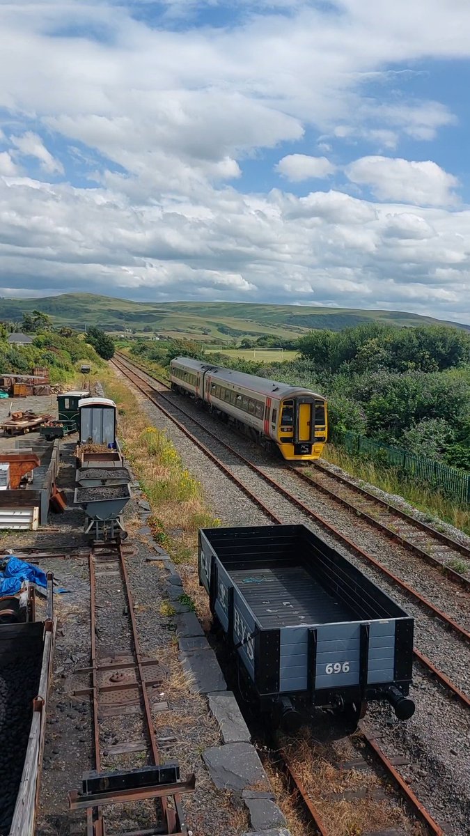 SusanComerie's tweet photo. Timed it right to see @transport_wales 158835 pass by whilst on the viewing platform at Talyllyn Railway, the train track at #Tywyn looking a little bumpy ๐ค & 158840 arrives to take us back to #Barmouth cheers to the Driver for the tone ๐ ๐ https://t.co/047MN4zai0