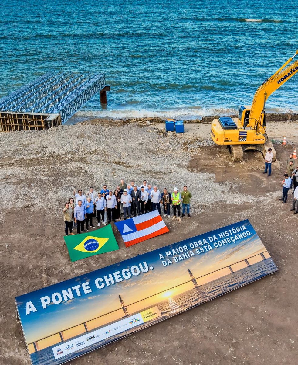 LulaOficial's tweet photo. Um antigo sonho do povo baiano começa a se concretizar.

A Ponte Salvador – Itaparica é um dos maiores projetos de infraestrutura em execução no Brasil. 

O complexo tem 12,4 quilômetros de extensão, um vão central estaiado de 682 metros de comprimento e 85 metros de altura, além de acessos viários, uma via expressa em Vera Cruz e a duplicação de trecho da BA-001. O investimento supera R$ 11,5 bilhões, com R$ 3 bilhões do Novo PAC.  

Quando pronta, a estrutura vai reduzir em cerca de duas horas o deslocamento entre Salvador e o Baixo Sul da Bahia, com benefício para milhões de pessoas e fortalecimento de toda uma cadeia ligada ao turismo. 

Nessa fase inicial já há mais de 300 profissionais em atuação e 27 empresas nacionais contratadas para fornecer equipamentos, materiais e serviços. 

Emprego, renda, mobilidade, turismo e parceria com o setor privado, com benefício direto para os baianos.

📸 @ricardostuckert
