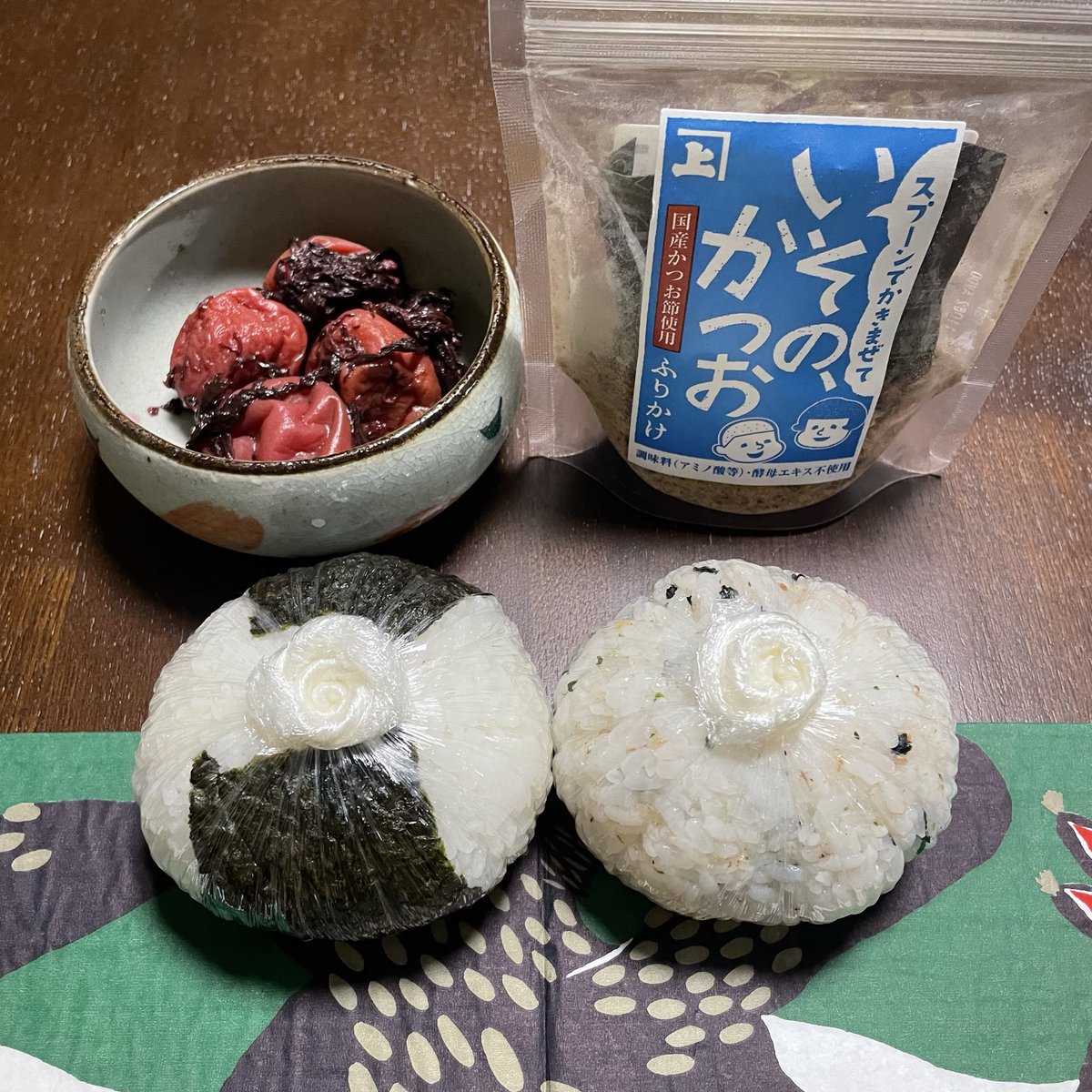 uda1972's tweet photo. 今日の朝おむすびは、梅干しにいそのかつおふりかけの混ぜごはん🍙
ペーパーナプキンは、マリメッコの山猫🐱
本日の天気は、雨時々曇り☂️気温は昨日より下がる予報。
土砂降りの雨や雷雨に注意が必要、とのこと。関東付近は午前が雨のピークらしいので長傘一択かなと思いつつ…
今日も1日ご安全に🍀 https://t.co/6piN5AwX4R