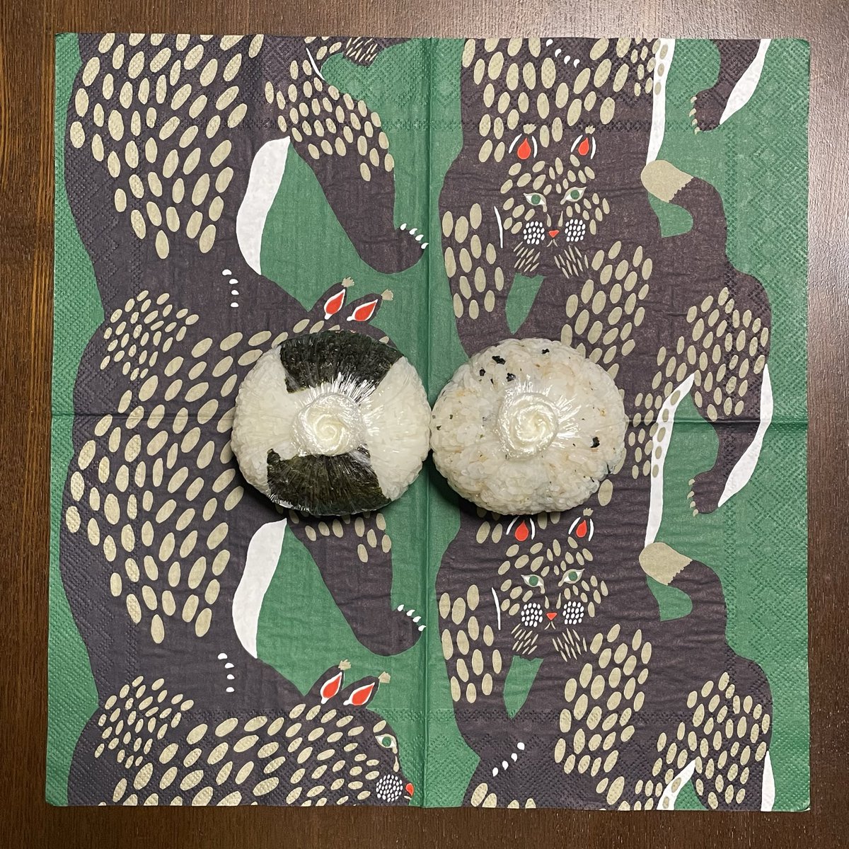 uda1972's tweet photo. 今日の朝おむすびは、梅干しにいそのかつおふりかけの混ぜごはん🍙
ペーパーナプキンは、マリメッコの山猫🐱
本日の天気は、雨時々曇り☂️気温は昨日より下がる予報。
土砂降りの雨や雷雨に注意が必要、とのこと。関東付近は午前が雨のピークらしいので長傘一択かなと思いつつ…
今日も1日ご安全に🍀 https://t.co/6piN5AwX4R
