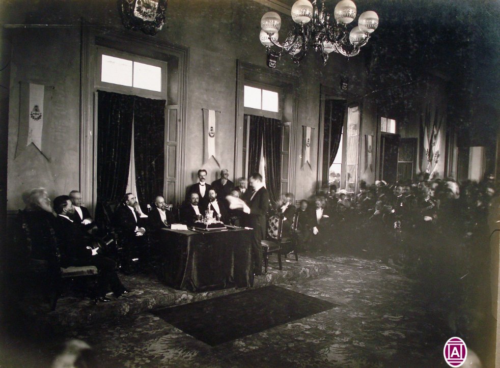 OldArg1810's tweet photo. Fotografías que retratan al presidente Julio Argentino Roca rodeado por el ministro Eduardo Wilde, el senador Miguel Juárez Celman, los integrantes del Consejo Nacional de Educación (Benjamín Zorrilla, Luis Sáenz Peña, Marcos Sastre, Carlos Guido y Spano), Wenceslao Pacheco, el general Nicolás Levalle y otros hombres, durante el acto de inauguración de la Escuela Graduada de Varones de la Capital Federal, 1 de junio de 1884. 

Ese día, el presidente Roca y su comitiva inauguraron catorce edificios, distribuidos a lo largo de la Capital Federal, que serían ocupados por escuelas públicas, y que estarían a cargo del Consejo Nacional de Educación.