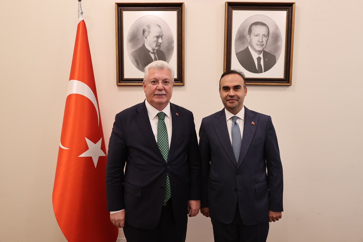 akbasogluemin's tweet photo. 📍TBMM

Sanayi ve Teknoloji Bakanımız Sn. @mfatihkacir’ı Gazi Meclisimizde ziyaret ederek Çankırı’mız ve ülkemizin yarınlarına dair verimli istişarelerde bulunduk.

Türkiye; üreten, geliştiren ve dünyayla rekabet eden güçlü bir ülke olma yolunda kararlılıkla ilerliyor... https://t.co/5a8MjwnSG6