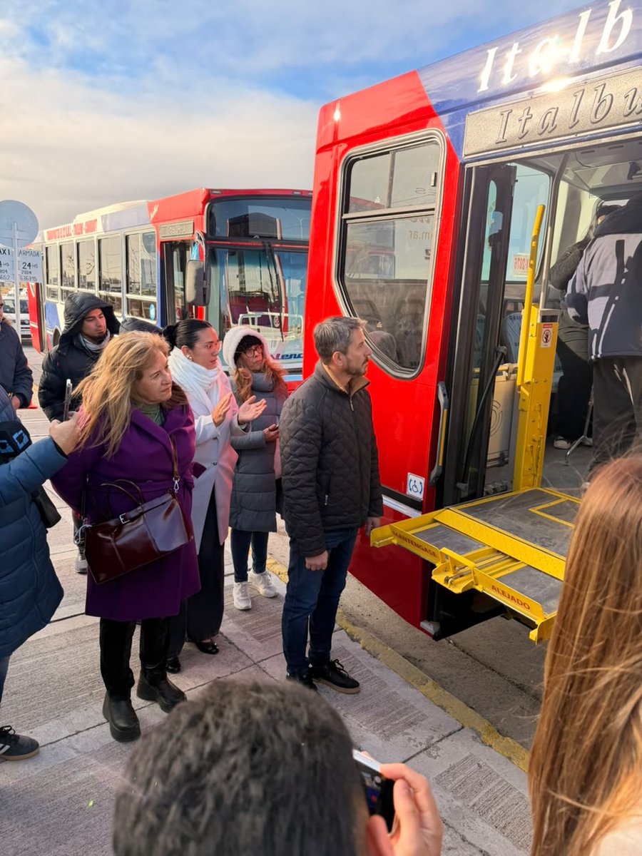 cdtrelew's tweet photo. #Transporte | 🚌 Concejales participaron de la presentación de la nueva unidad adaptada de transporte urbano de pasajeros de la empresa "El 22 S.R.L.", la cual brindará un servicio más confortable y accesible para los vecinos de #Trelew. https://t.co/XRMFwbUHNu