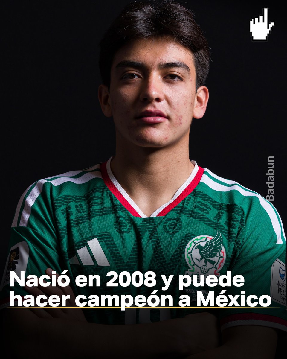 BadabunOficial's tweet photo. 👉👉 Gil Mora nació en 2008. Todavía no tiene INE. Pero ya está jugando un Mundial como si llevara toda la vida cargando la camiseta de México. Y cuando le preguntaron si México podía ser campeón, no se rió, no dudó, no se escondió. Solo dijo: ”¿Por qué no?”

Y quizá eso era justo lo que necesitábamos escuchar.

Porque mientras muchos crecimos acostumbrados al “ya merito”, él creció creyendo que México puede competir contra cualquiera. No juega como si el escenario le quedara grande. Juega como si hubiera nacido para estar ahí.

Tiene apenas 17 años, debutó en Primera División a los 15 y hoy está demostrando que el talento no entiende de edades. Lo más bonito no es solo cómo juega, sino la esperanza que transmite cada vez que entra a la cancha.

Nadie sabe si México será campeón del mundo. Eso solo lo dirá el tiempo. Pero hay algo que este joven ya consiguió: hacer que millones de mexicanos vuelvan a creer.

Y a veces, antes de cambiar la historia, primero hay que atreverse a imaginar que sí es posible.

Si tú también quieres volver a creer, comparte esta información. 🇲🇽❤️