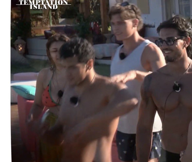 trashbiccis's tweet photo. SPIDERMAN, HULK

MA QUA ABBIAMO GLI AVENGERS

#TemptationIsland https://t.co/4OOlFNO2Ia