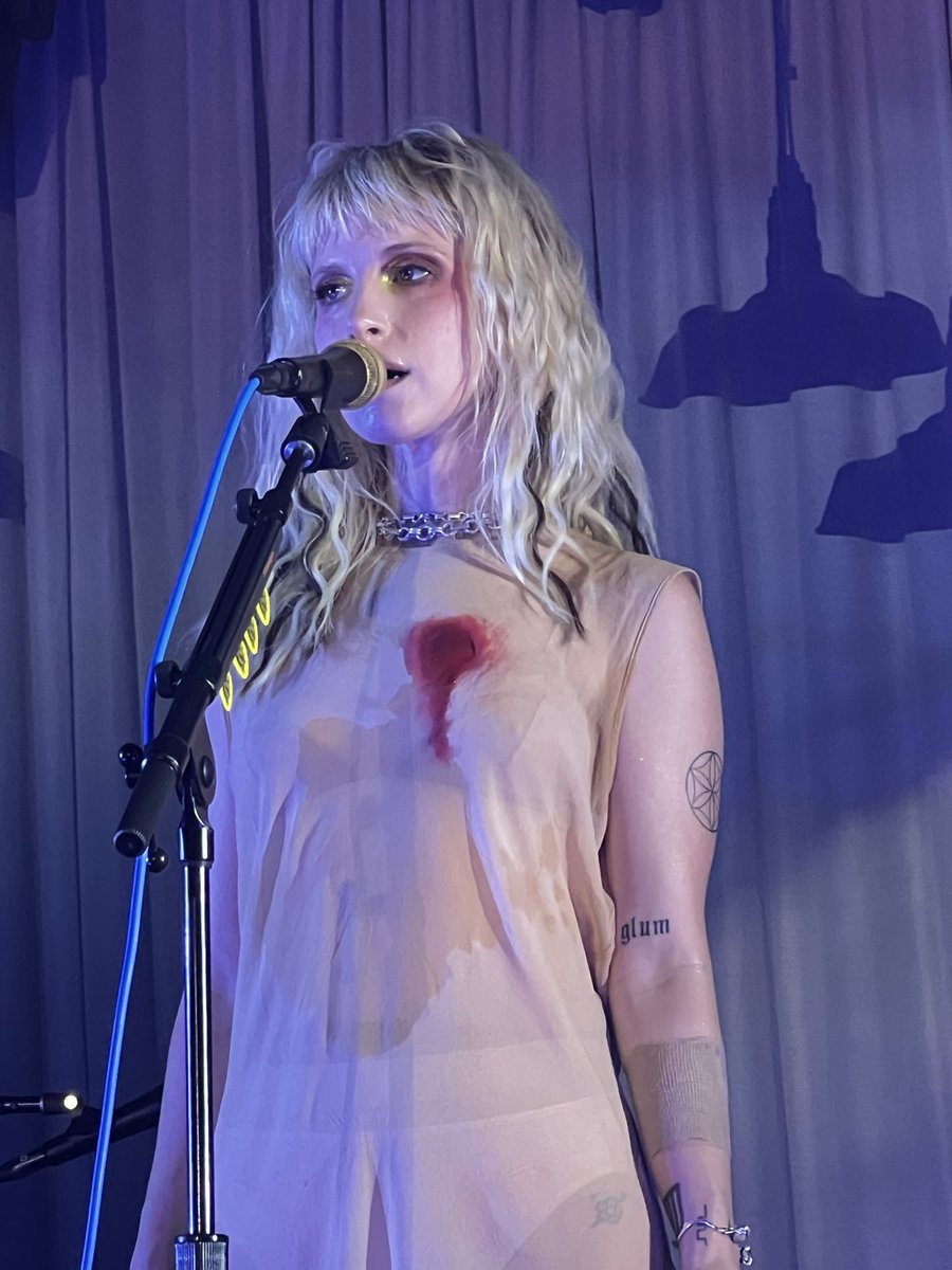 Paramore_Mex's tweet photo. 🌟 “Muerte del ego en una despedida de soltera”🩸

📷 @martynimrod https://t.co/SPJv09QPd3