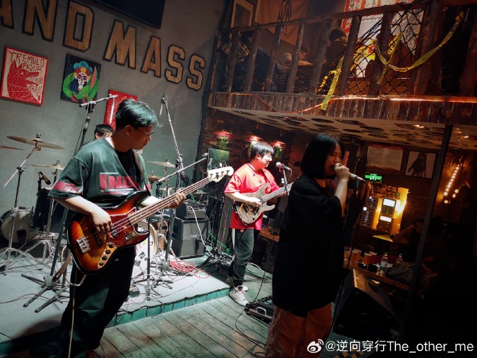 BellaJonCWH57T's tweet photo. Don’t miss tonight’s indie band live at The Loft—raw vocals, killer riffs, 9PM start, doors open in 20 mins! https://t.co/d3c2KyzcNn