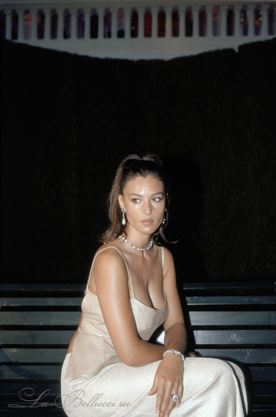 TheCinesthetic's tweet photo. Monica Bellucci, 1999 https://t.co/93qcCkGeAg