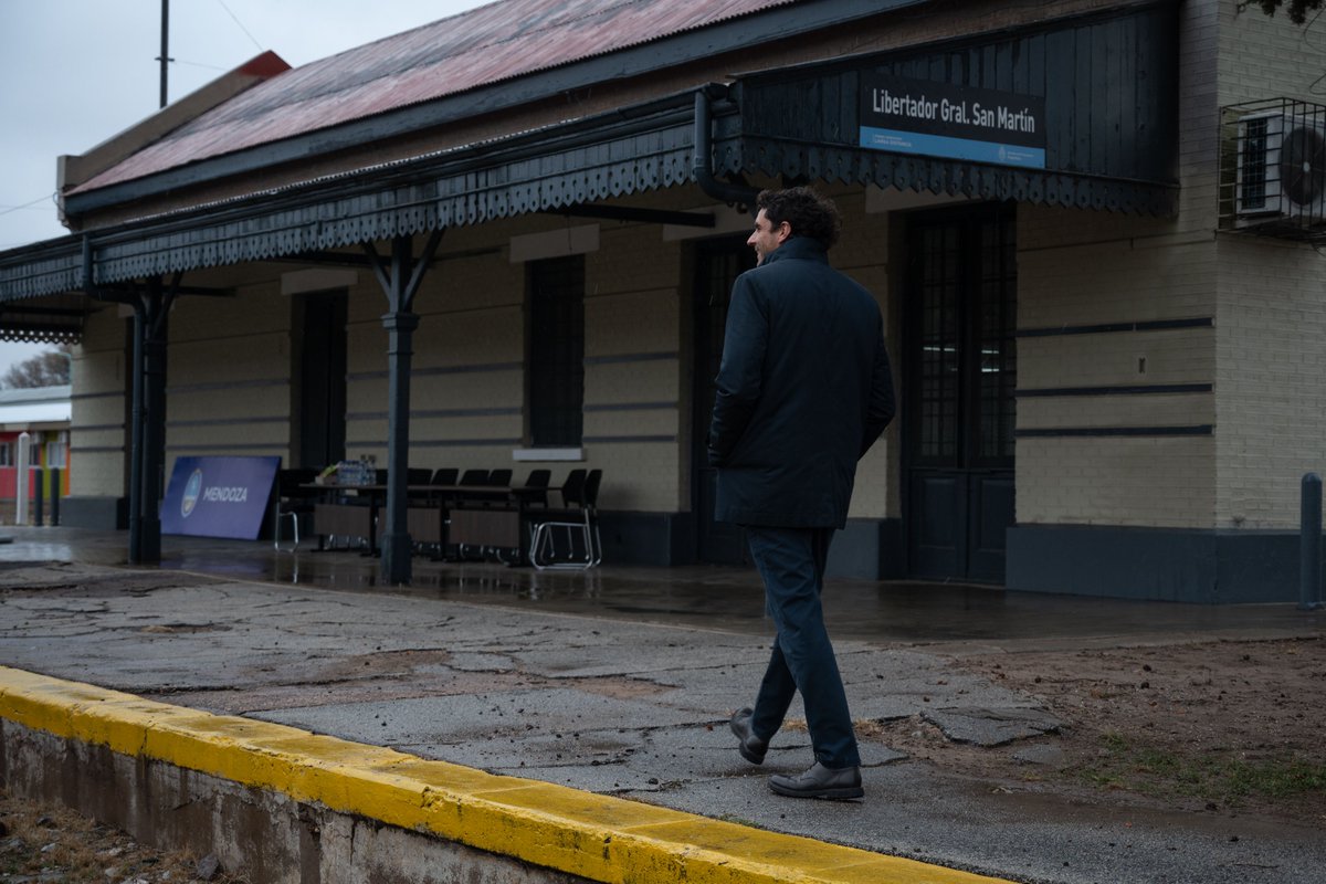 NatalioMema's tweet photo. ¡Comenzaron las obras del histórico Tren de Cercanías del Este!

Desde La Colonia (Junín), el Gobierno de Mendoza puso en marcha este proyecto de más de $219 mil millones que transformará la conectividad provincial. Esta nueva red unirá Junín, San Martín, Maipú y Luján de Cuyo, integrando zonas rurales con poca accesibilidad y conectando de manera directa con el actual recorrido del Metrotranvía.

El proyecto suma 12 kilómetros a su traza original y contará con 19 nuevas paradas estratégicas. En aproximadamente un año, la obra estará finalizada y sumará unidades cero kilómetro con capacidad para más de 500 pasajeros, marcando un hito en la modernización de nuestro transporte público.

Todos los días, un paso adelante.