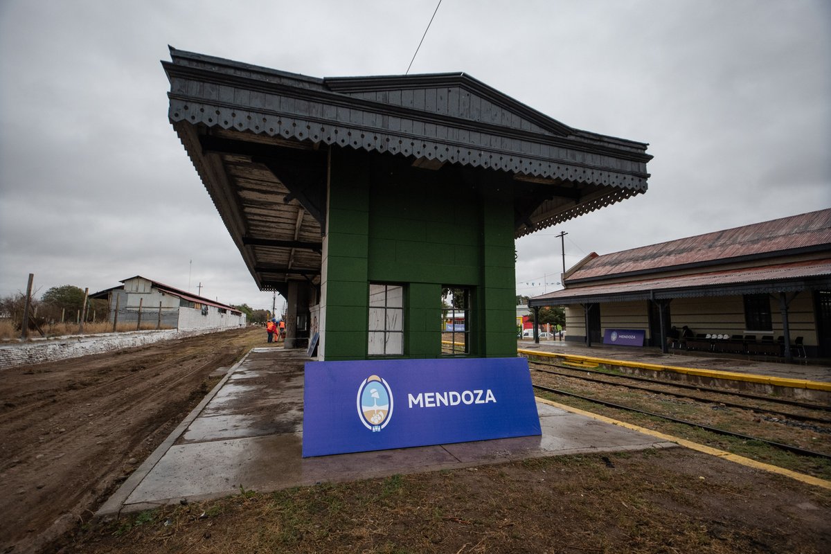 NatalioMema's tweet photo. ¡Comenzaron las obras del histórico Tren de Cercanías del Este!

Desde La Colonia (Junín), el Gobierno de Mendoza puso en marcha este proyecto de más de $219 mil millones que transformará la conectividad provincial. Esta nueva red unirá Junín, San Martín, Maipú y Luján de Cuyo, integrando zonas rurales con poca accesibilidad y conectando de manera directa con el actual recorrido del Metrotranvía.

El proyecto suma 12 kilómetros a su traza original y contará con 19 nuevas paradas estratégicas. En aproximadamente un año, la obra estará finalizada y sumará unidades cero kilómetro con capacidad para más de 500 pasajeros, marcando un hito en la modernización de nuestro transporte público.

Todos los días, un paso adelante.