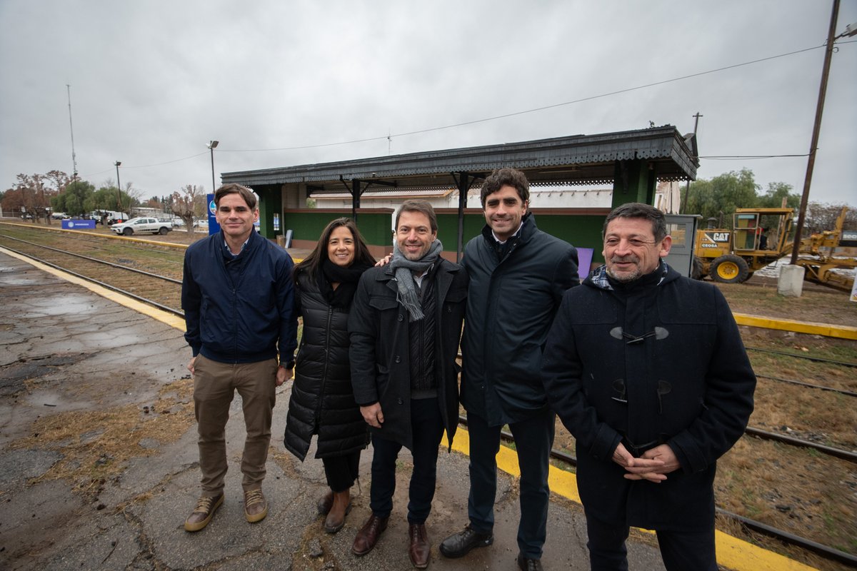 NatalioMema's tweet photo. ¡Comenzaron las obras del histórico Tren de Cercanías del Este!

Desde La Colonia (Junín), el Gobierno de Mendoza puso en marcha este proyecto de más de $219 mil millones que transformará la conectividad provincial. Esta nueva red unirá Junín, San Martín, Maipú y Luján de Cuyo, integrando zonas rurales con poca accesibilidad y conectando de manera directa con el actual recorrido del Metrotranvía.

El proyecto suma 12 kilómetros a su traza original y contará con 19 nuevas paradas estratégicas. En aproximadamente un año, la obra estará finalizada y sumará unidades cero kilómetro con capacidad para más de 500 pasajeros, marcando un hito en la modernización de nuestro transporte público.

Todos los días, un paso adelante.