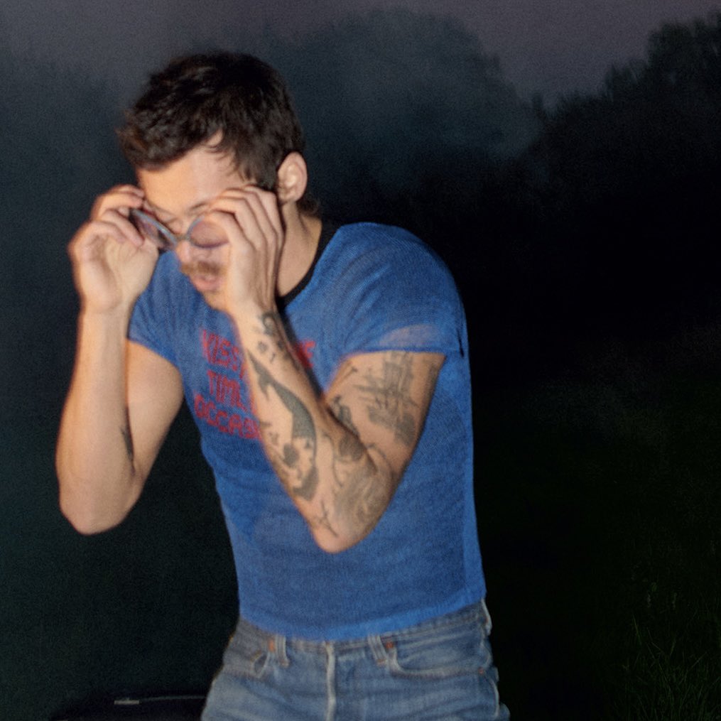 PopCrave's tweet photo. Harry Styles recreates his ‘Kiss All the Time. Disco, Occasionally’ album cover pose at his ‘Together, Together’ tour in London. https://t.co/79PQZbPBxR