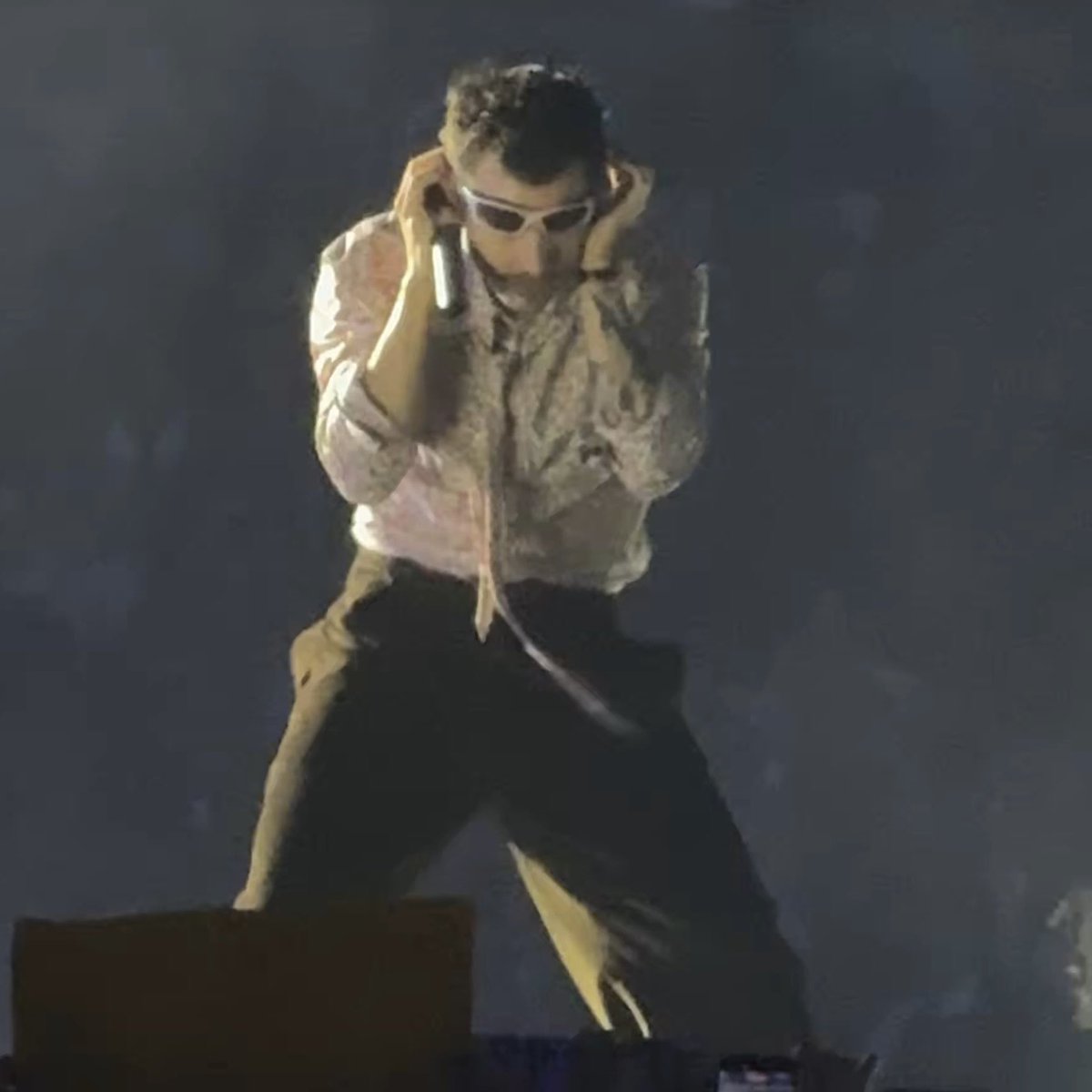 PopCrave's tweet photo. Harry Styles recreates his ‘Kiss All the Time. Disco, Occasionally’ album cover pose at his ‘Together, Together’ tour in London. https://t.co/79PQZbPBxR