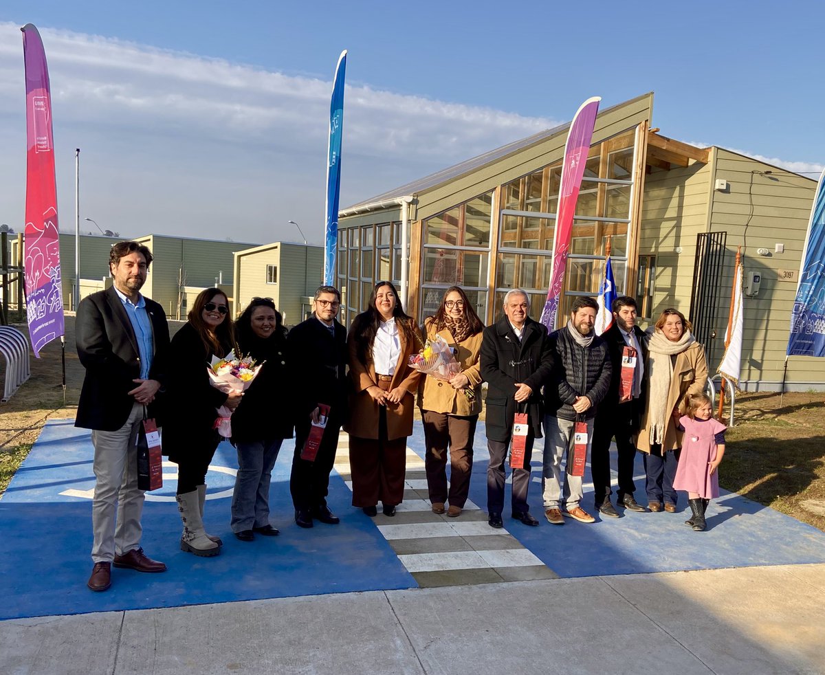 FOSIS_Maule's tweet photo. 🏡 Entrega de conjunto habitacional Altos del León
 
✅ César Muñoz Vergara, director regional del FOSIS, formó parte de esta inauguración y fue homenajeado por las 40 familias beneficiadas, tras valorar su gestión para concretar este anhelado proyecto inmobiliario en San Rafael https://t.co/DmiMlF5nZ3