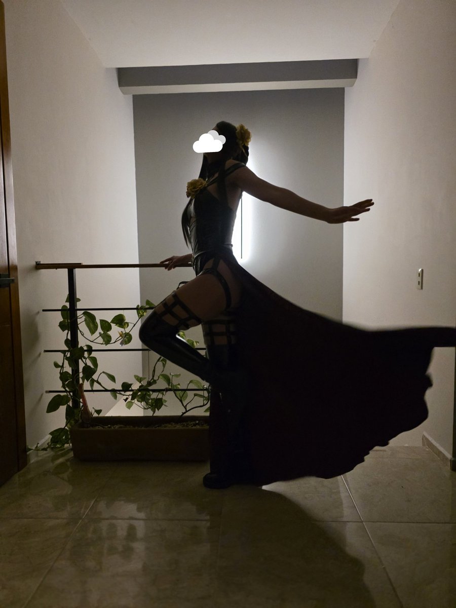 hot_xSenpai's tweet photo. By day, I'm a civilian. By night, I'm a Thorn Princess. Don't tell Loid.
#DayAndNight
#Cosplay #SpyxFamily #Yor https://t.co/07JncT0gcC