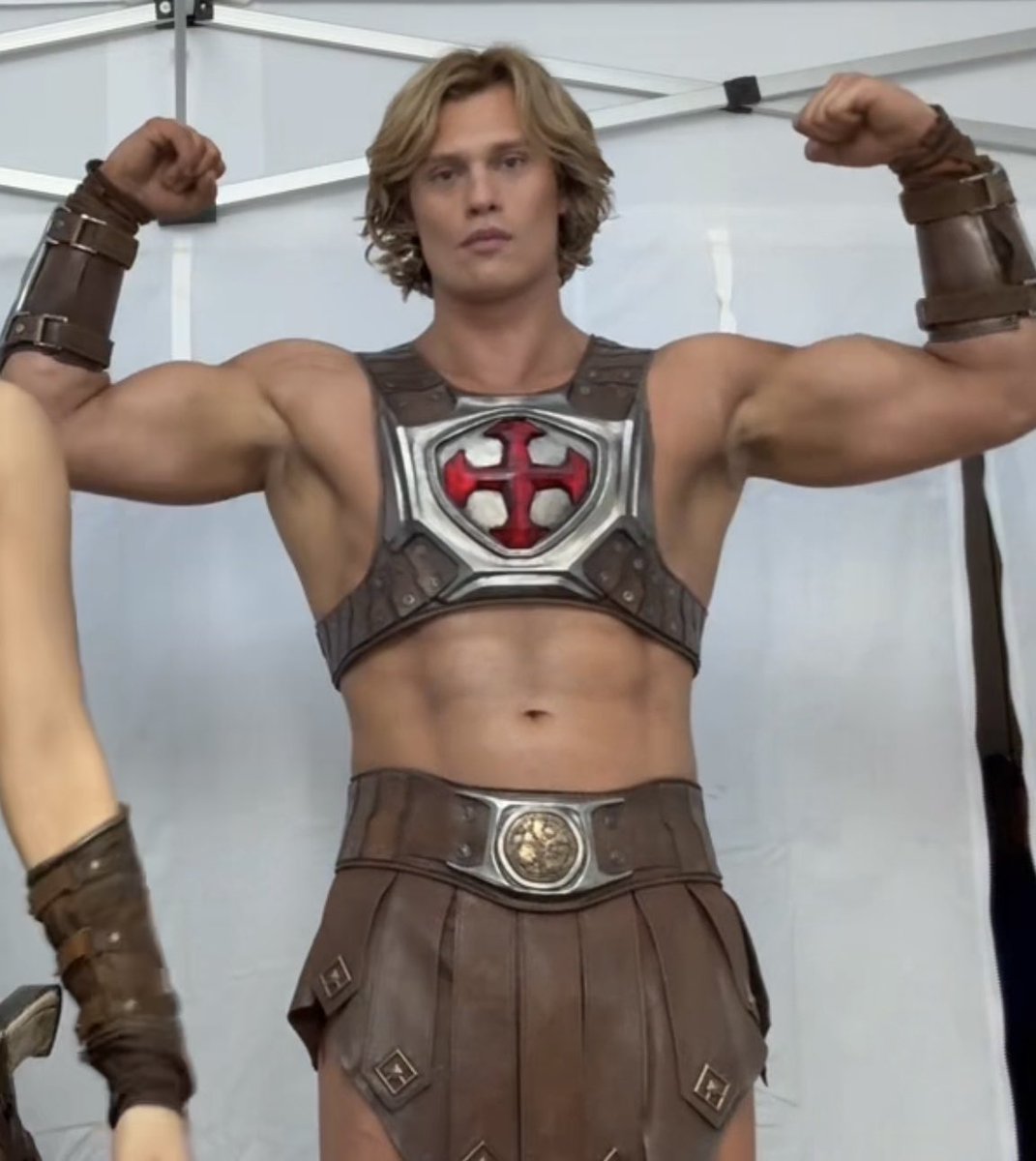 FtFilmUpdatesRP's tweet photo. © 𝗙t: 𝗙𝗂𝗹𝗺 ꓴ𝗽𝖽𝖺t𝗲𝙨 ᴿᴾ — 𝟐𝟎𝟐𝟔. 📰
• #MastersOfTheUniverseRP 🪐

Zephyr Yvanov (@ESTANTURBlO) on the the set of ‘MASTERS OF THE UNIVERSE’. @AMGMStudiosRP https://t.co/XTJK2LLtWV