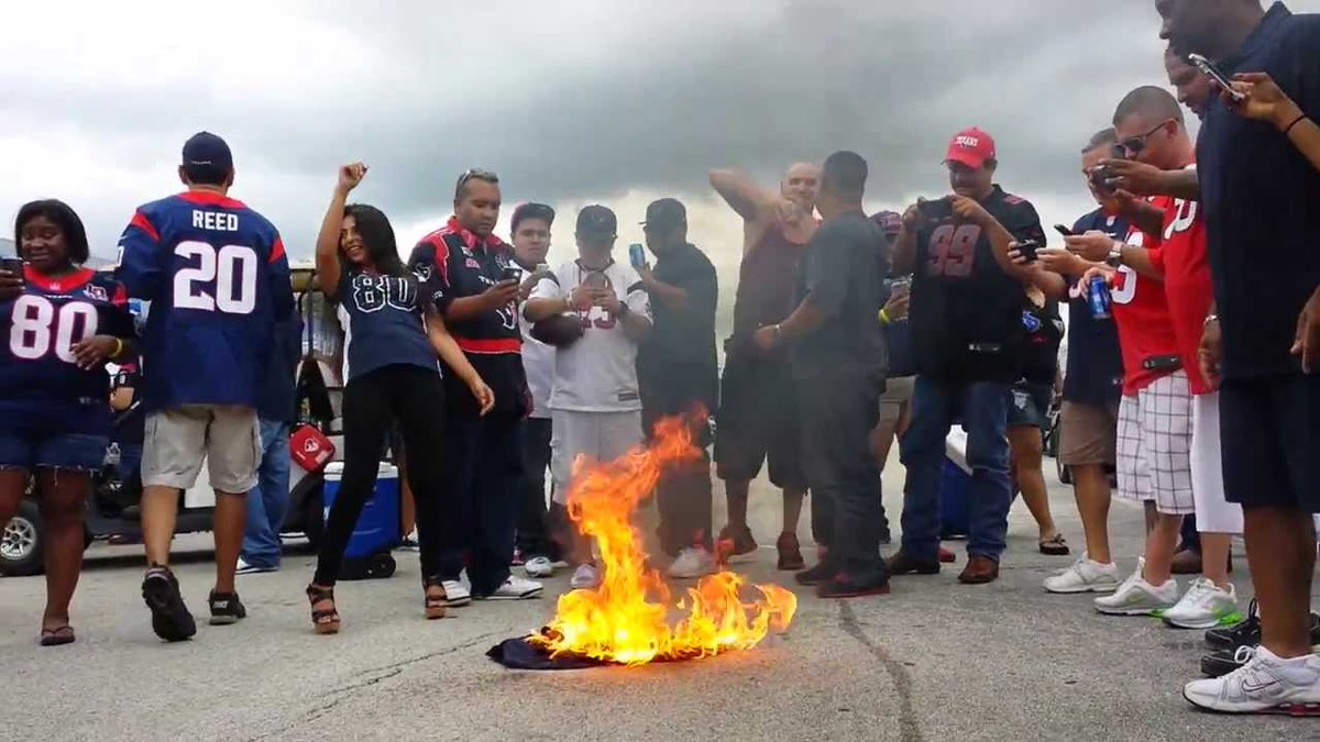 AyooTexanNation's tweet photo. Texans fans pulled up to Matt Schaub crib just to burn his jersey 🤣😂🤣 https://t.co/EbLfJqZEtS