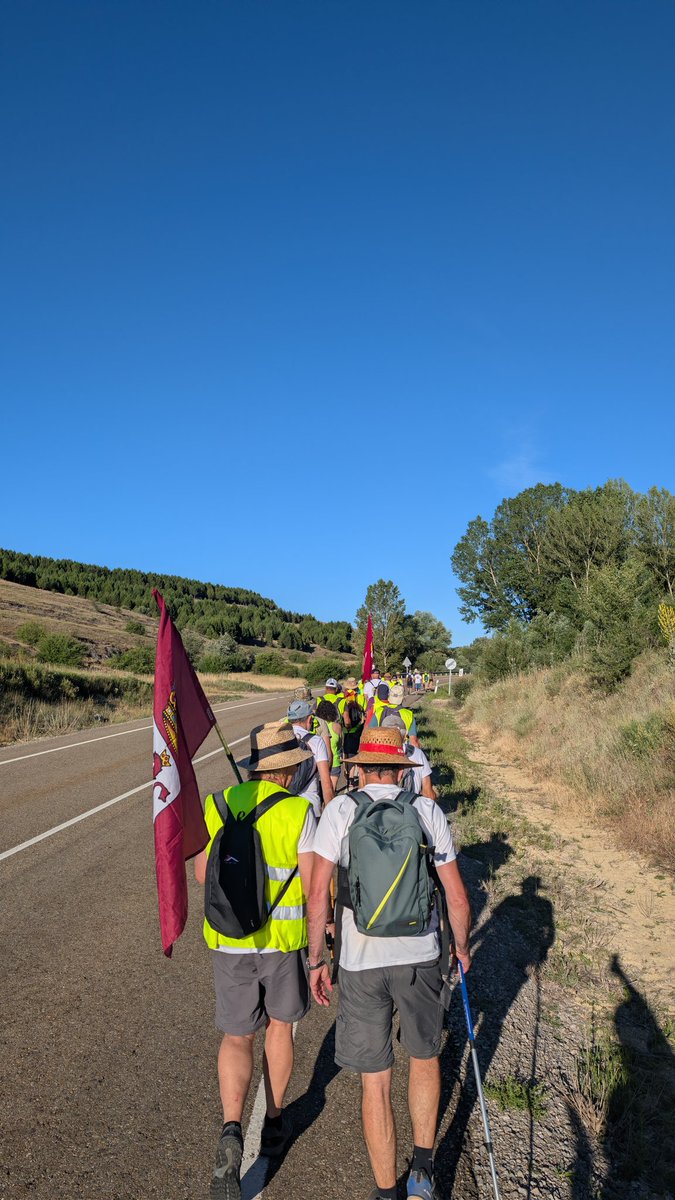 PlataformaFEVE's tweet photo. Hoy hemos completado la 2° etapa de la Marcha por la integración de la vía estrecha en León. De Puente Almuhey a Cistierna. Estamos cansados de excusas y mentiras. Queremos que adquiráis los trenes-tram ya. @oscar_puente_ @jasantano @Transxte @alferma1 @JADIEZLEON @alfonsocendon https://t.co/Ee9MLIPgCA