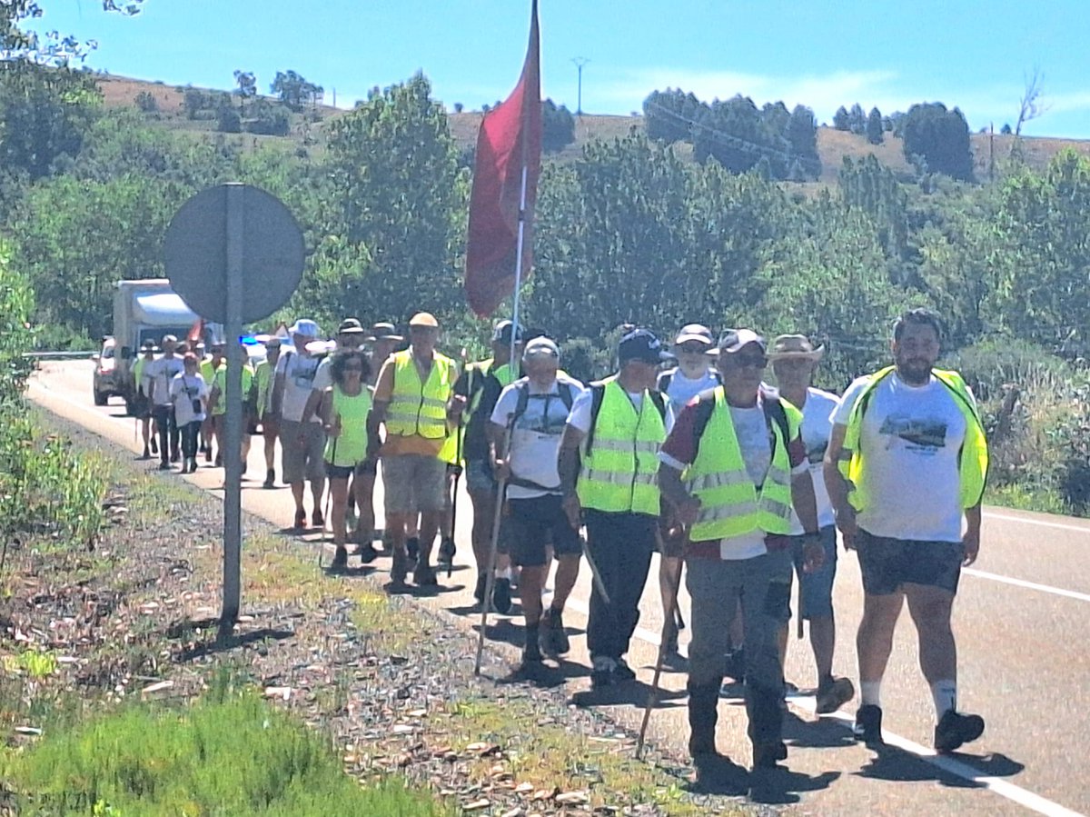 PlataformaFEVE's tweet photo. Hoy hemos completado la 2° etapa de la Marcha por la integración de la vía estrecha en León. De Puente Almuhey a Cistierna. Estamos cansados de excusas y mentiras. Queremos que adquiráis los trenes-tram ya. @oscar_puente_ @jasantano @Transxte @alferma1 @JADIEZLEON @alfonsocendon https://t.co/Ee9MLIPgCA