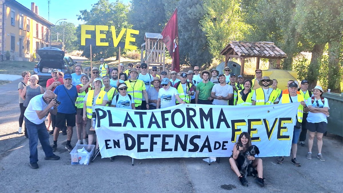 PlataformaFEVE's tweet photo. Hoy hemos completado la 2° etapa de la Marcha por la integración de la vía estrecha en León. De Puente Almuhey a Cistierna. Estamos cansados de excusas y mentiras. Queremos que adquiráis los trenes-tram ya. @oscar_puente_ @jasantano @Transxte @alferma1 @JADIEZLEON @alfonsocendon https://t.co/Ee9MLIPgCA