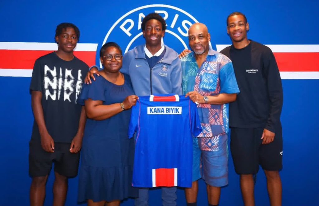LEquipe237's tweet photo. 🔵🔴 OFFICIEL | Kenzo Kana Biyik rejoint le centre de formation du Paris Saint-Germain ! 🇨🇲🇫🇷🦁 #lequipe237

Âgé de 14 ans, le jeune attaquant franchit une nouvelle étape de sa progression en intégrant officiellement le centre de formation du club parisien, un an après son arrivée au PSG, en juillet 2024.

Pour rappel, Kenzo est le fils de l’ancien international camerounais André Kana-Biyik. Une belle promesse pour l’avenir.