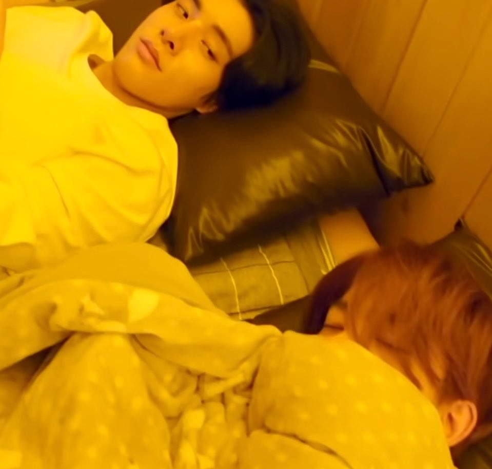 heejakeluvrism's tweet photo. this genre of photos where jake is looking at heeseung while he sleeps (╥﹏╥) ♡ https://t.co/iirwiuvski